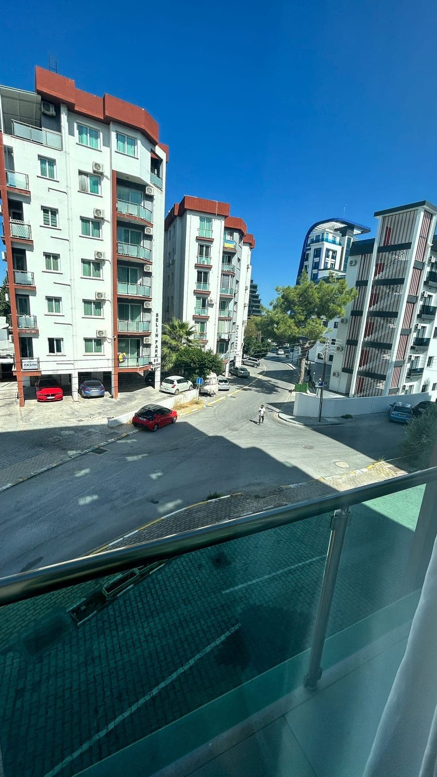 Balkondan şehir ve binaların göründüğü geniş cadde manzarası.
