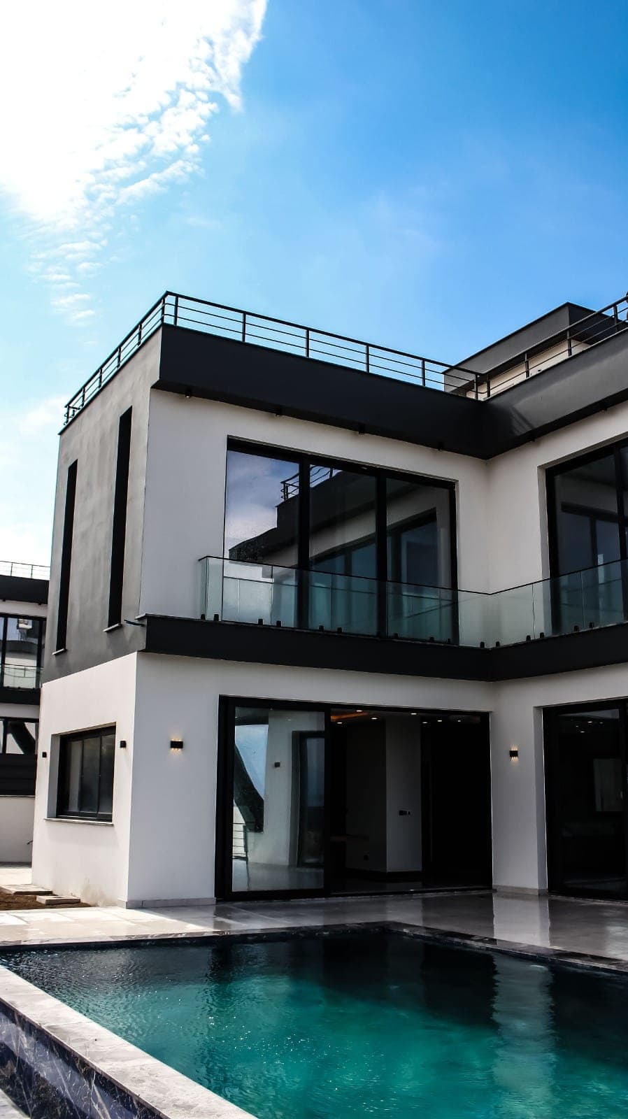 Modern mimariye sahip villa, havuz ve cam balkonlar