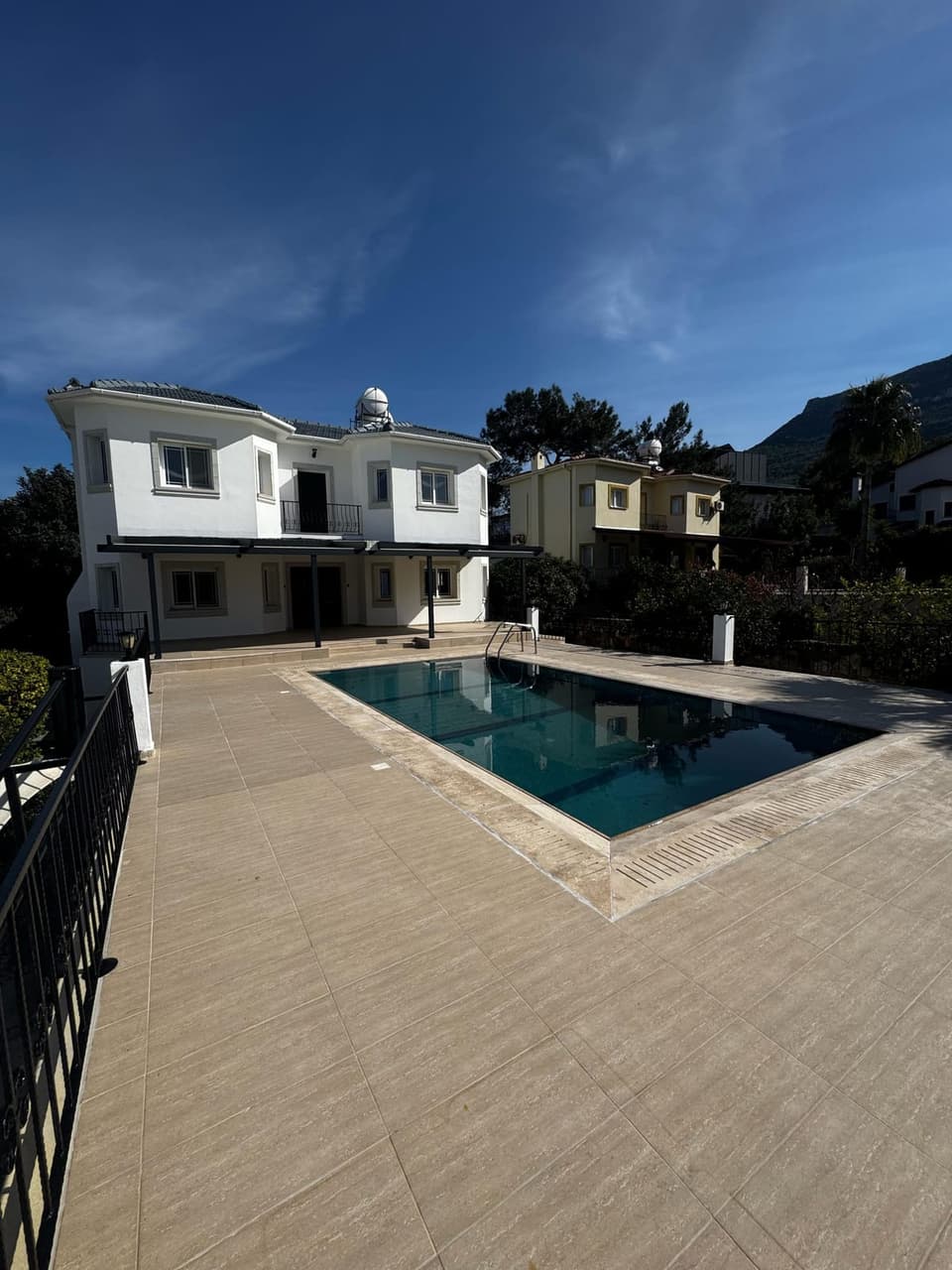 Beyaz cepheli villa, özel havuz ve yeşil bahçe