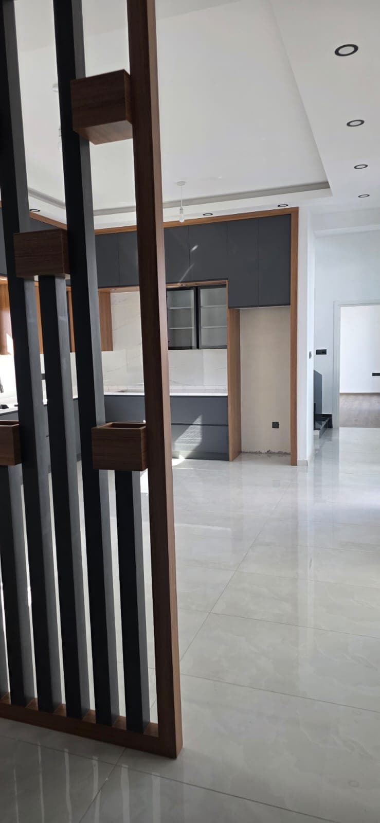 Modern tasarımlı mutfak ve yaşam alanını ayıran dekoratif panel