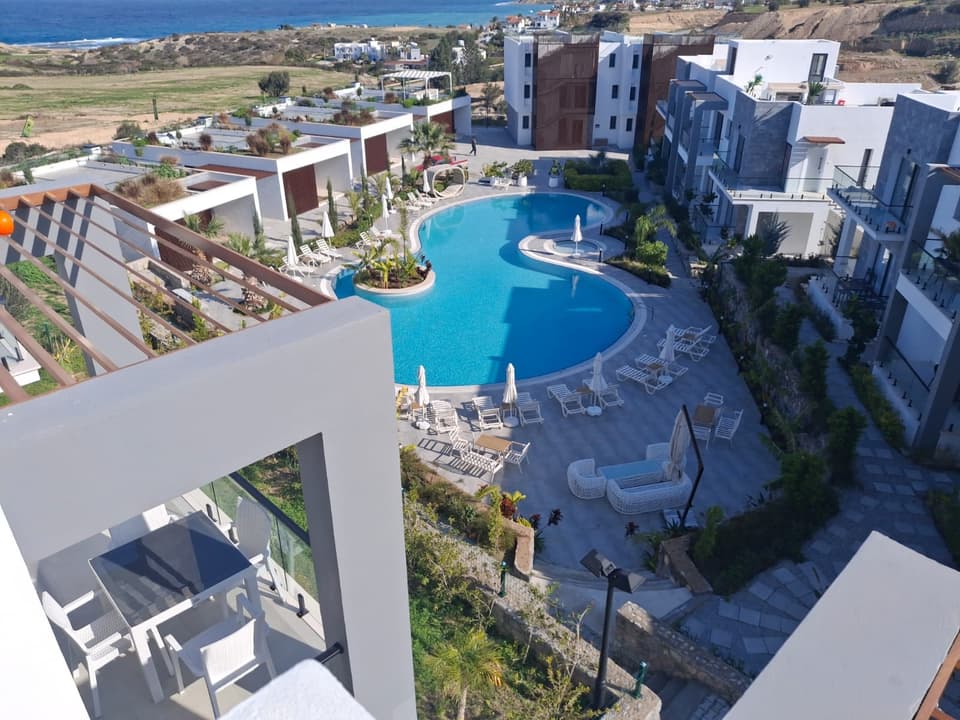 Kompleksin ortak havuzu ve deniz manzaralı balkon