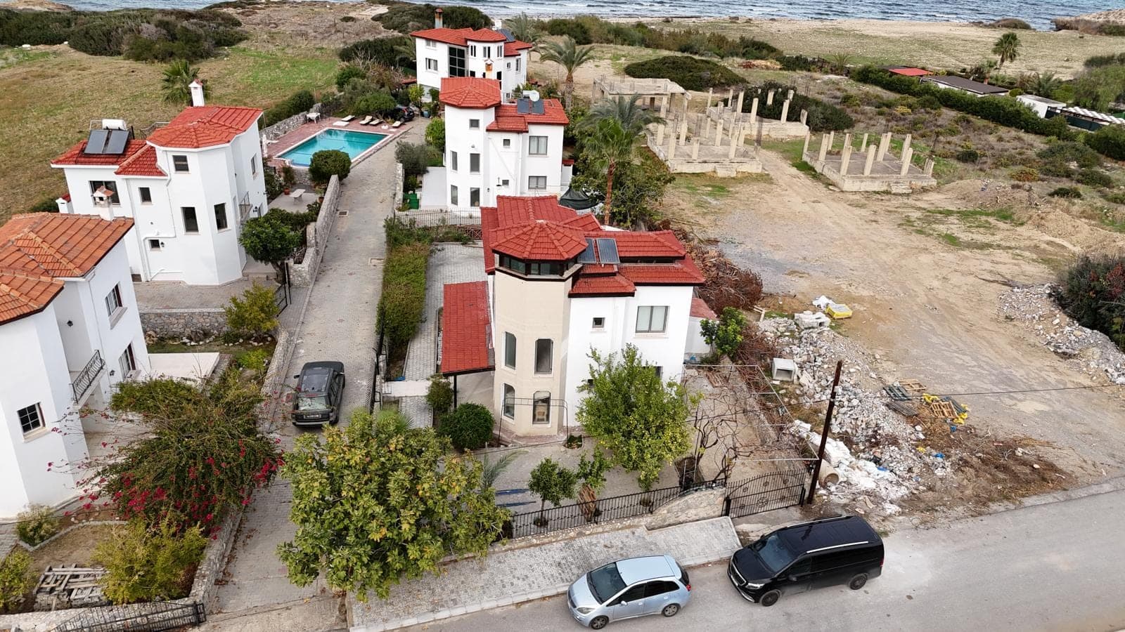 Deniz manzaralı villalar, özel havuz ve otopark alanı