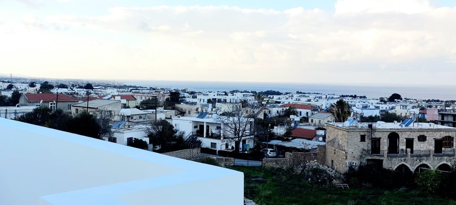 Deniz ve şehir manzaralı geniş bir açıdan genel görünüm.