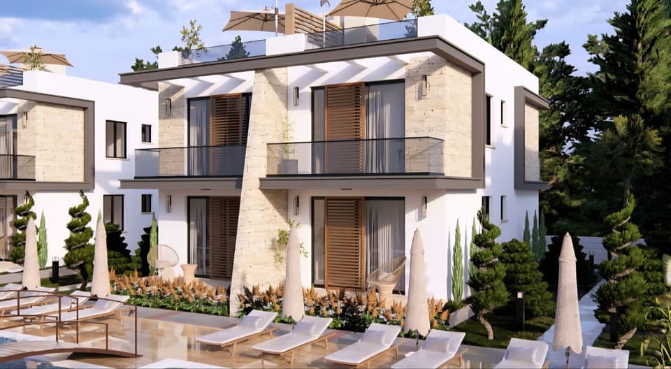 Modern mimariye sahip, havuz ve bahçe manzaralı apartman dış cephesi.