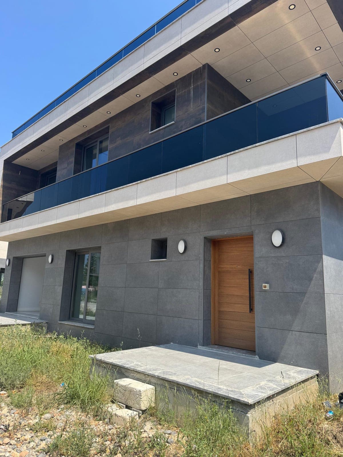 Modern mimarili, cam balkonlu villa dış cephesi