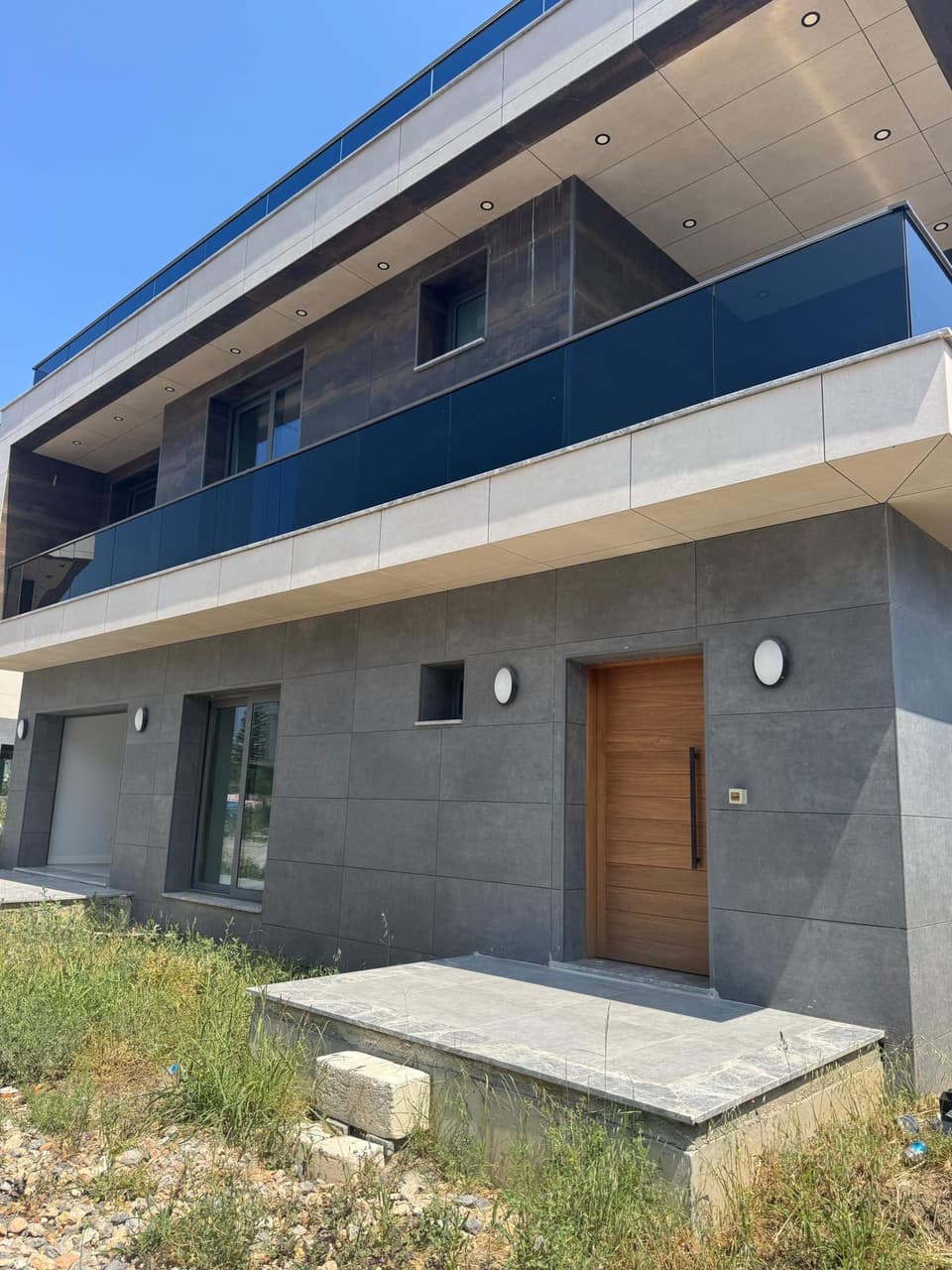 Modern mimarili, cam balkonlu villa dış cephesi