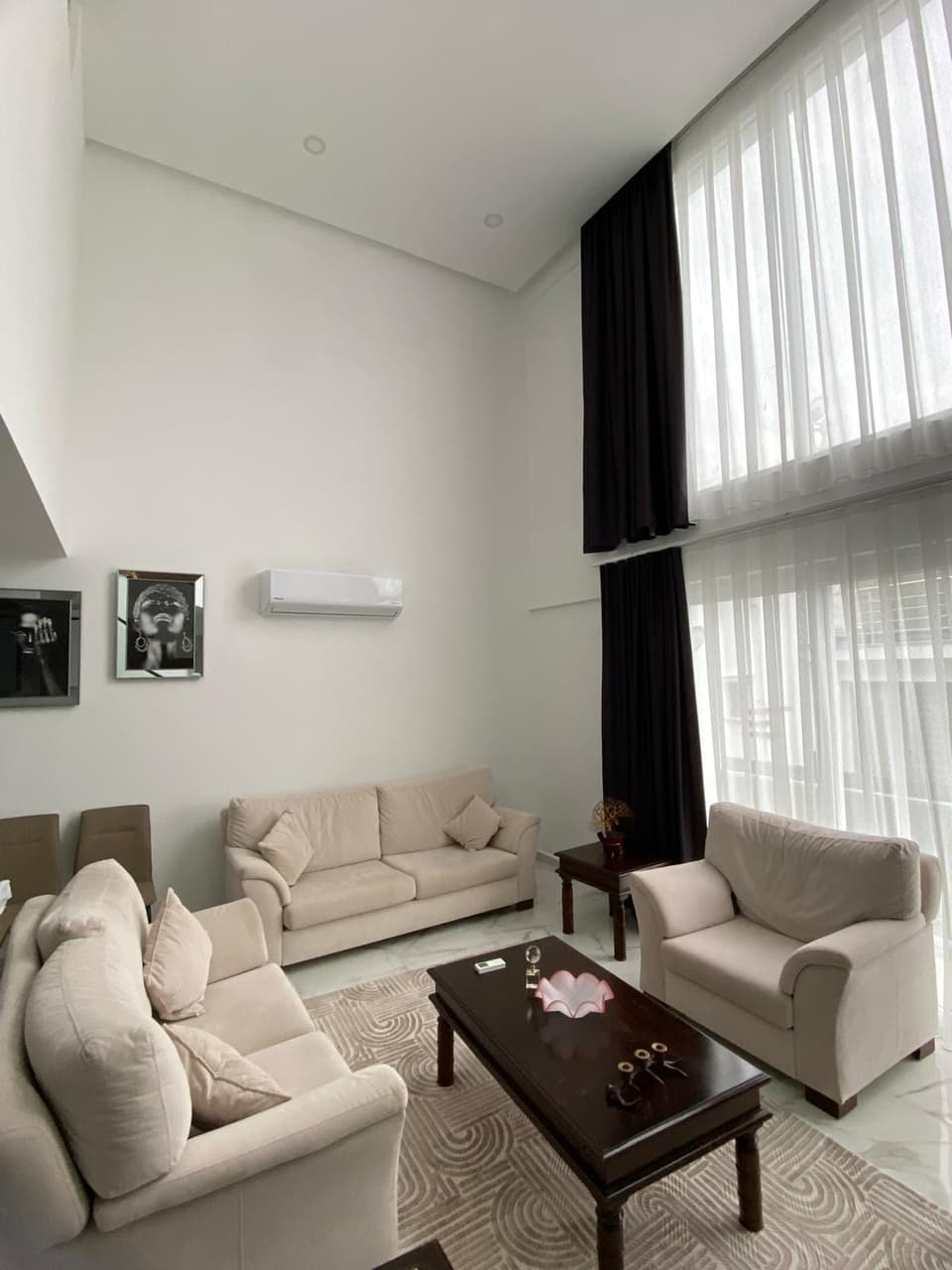Yüksek tavanlı, klimalı geniş salon ve oturma alanı.