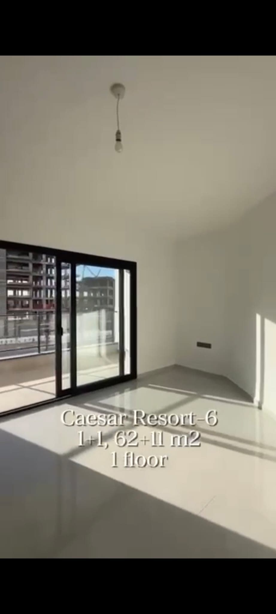 Geniş sürgülü kapılı, aydınlık boş salon ve balkon.