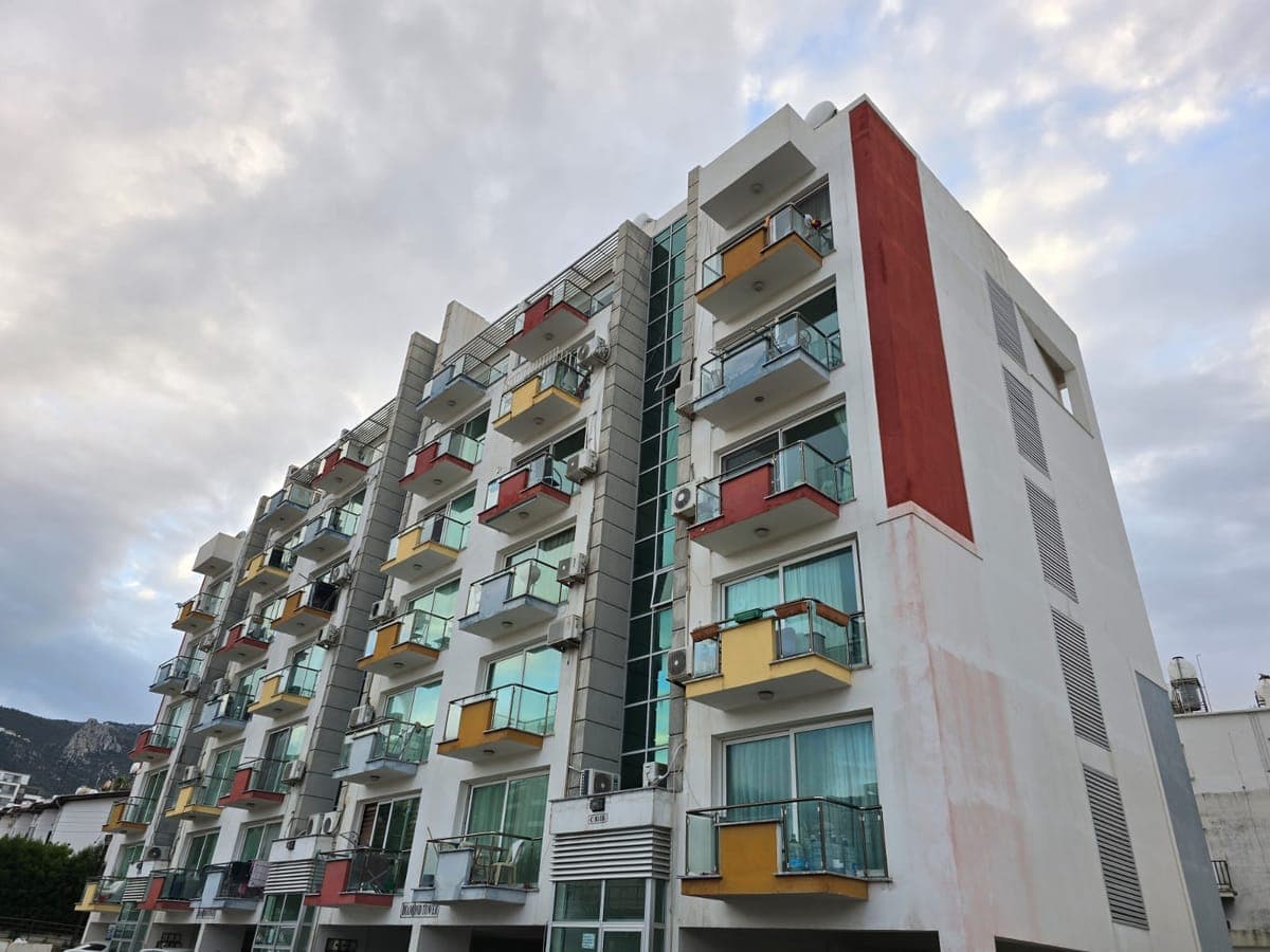 Renkli balkonlu, modern apartman binasının dış cephesi.