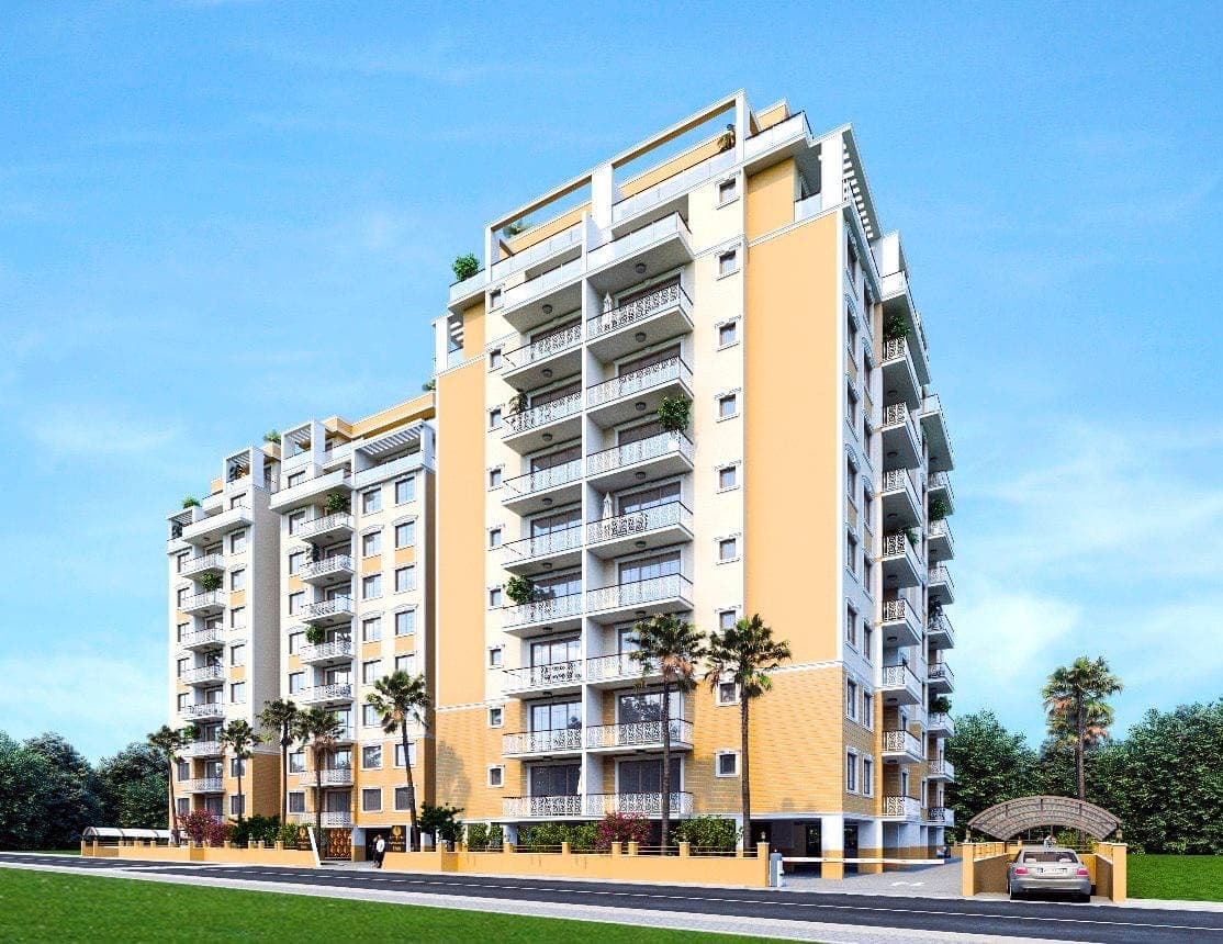Modern mimariye sahip çok katlı bina, otopark ve palmiye ağaçları.