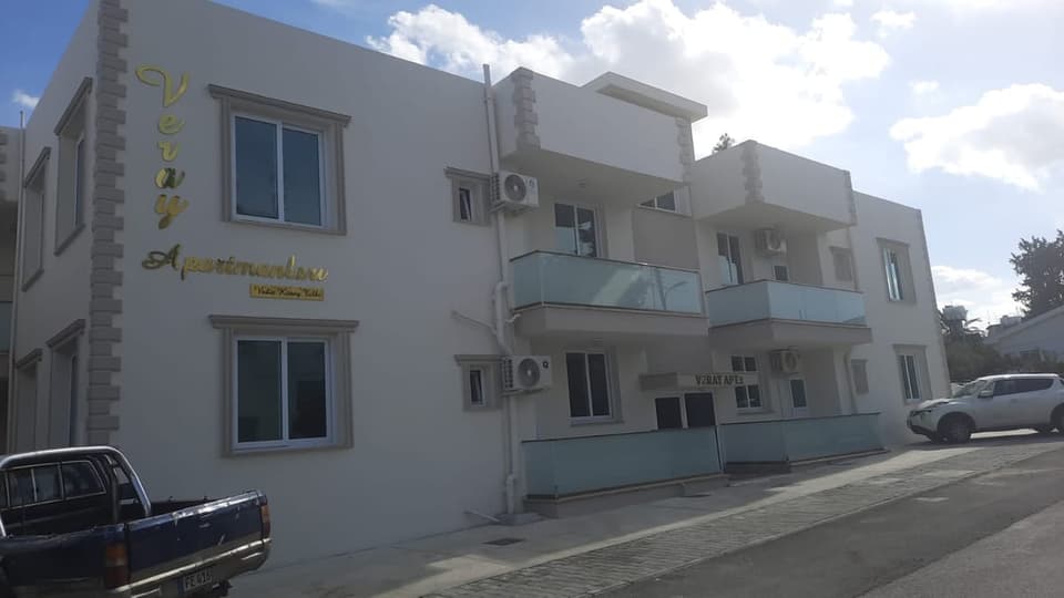 Modern tasarımlı apartman binasının dış cephesi ve cam balkonları.
